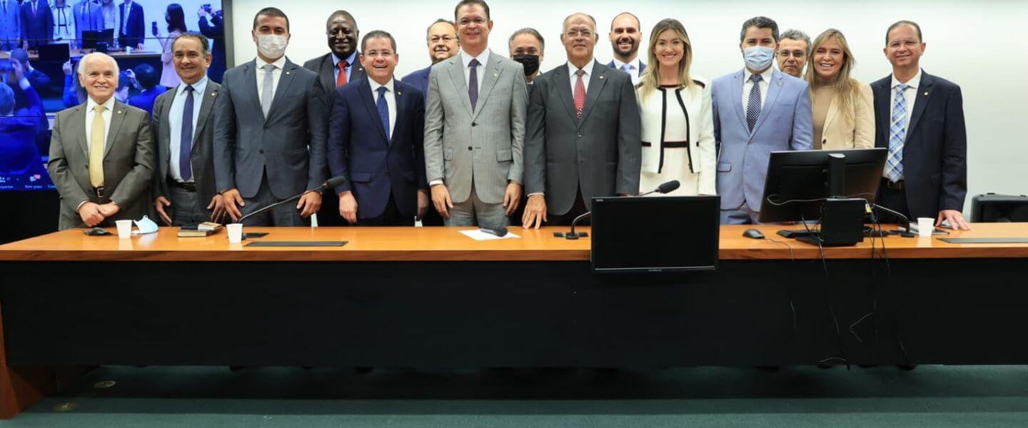 Hélio Lopes e Eduardo Bolsonaro assumem cargos de direção em Frente Evangélica