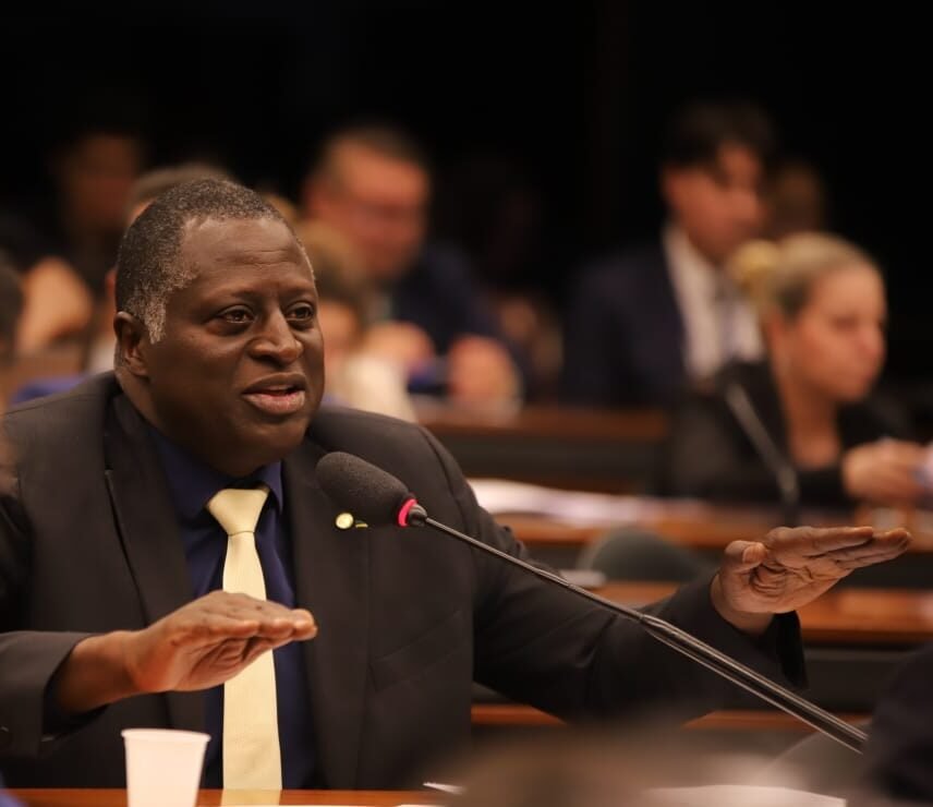 Deputado Helio Lopes colhe assinaturas para apurar rombo de R$4,3 bilhões no MEC