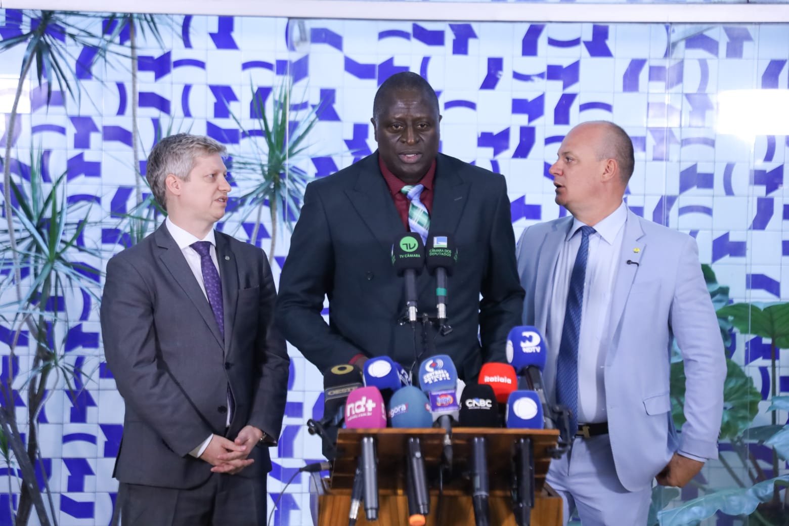 Helio Lopes, Marcel van Hatten e Cabo Gilberto Silva durante coletiva