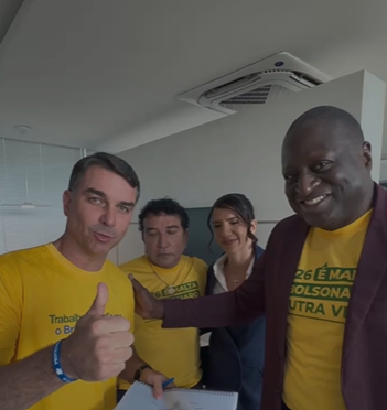 deputado entrega documento ao Flávio